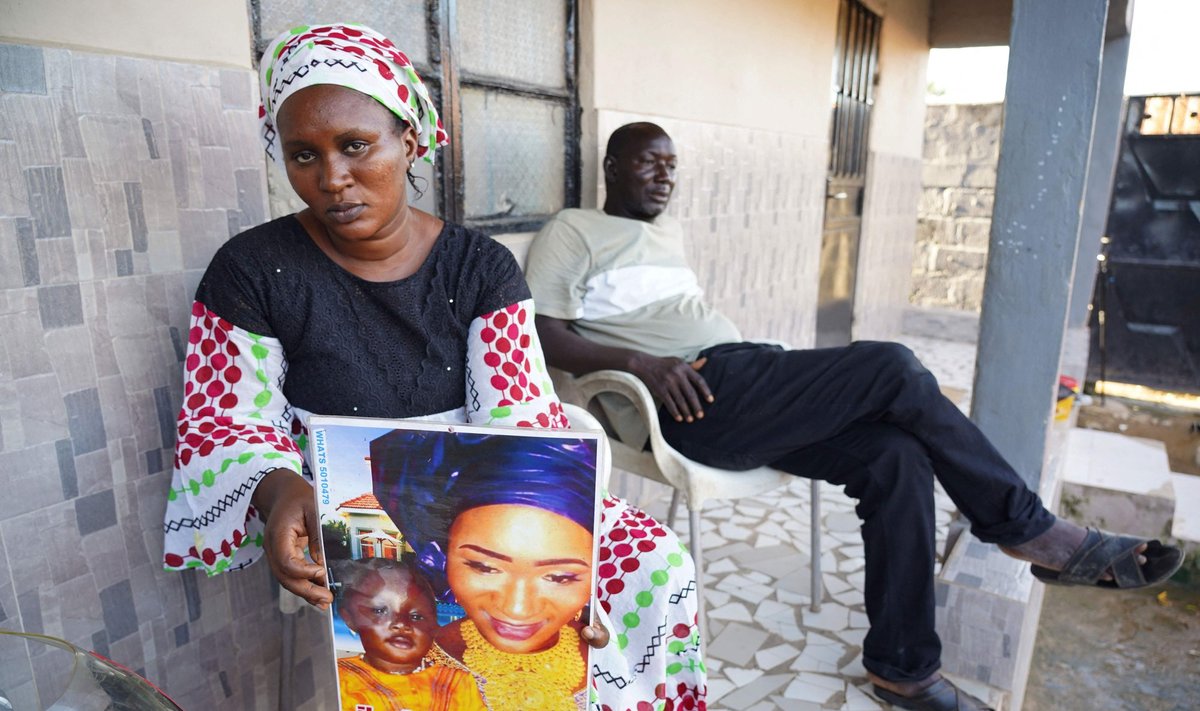 KAOTAS POJA: 30aastane gambialanna Mariama Kuyateh hoiab käes fotot oma pojast, kes suri oktoobri alguses neerupuudulikkuse tõttu. Kardetavasti on tema poeg üks köhasiirupist tekkinud mürgistuse ohvritest.
