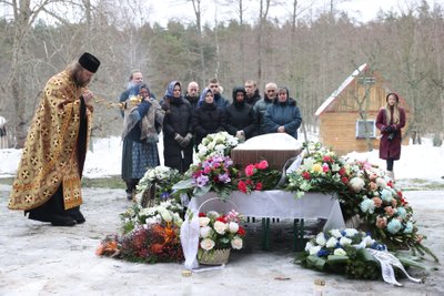 JÄÄ JUMALAGA, LAULUMEMM! Kihnu Virve ärasaatmisteenistuse pidas kohalik õigeusu preester Sakarias, kes pani talle puusärki kaasa Kihnu rannaliiva.