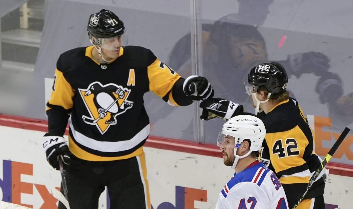 Jevgeni Malkin tähistab väravat koos Kasperi Kapaneniga