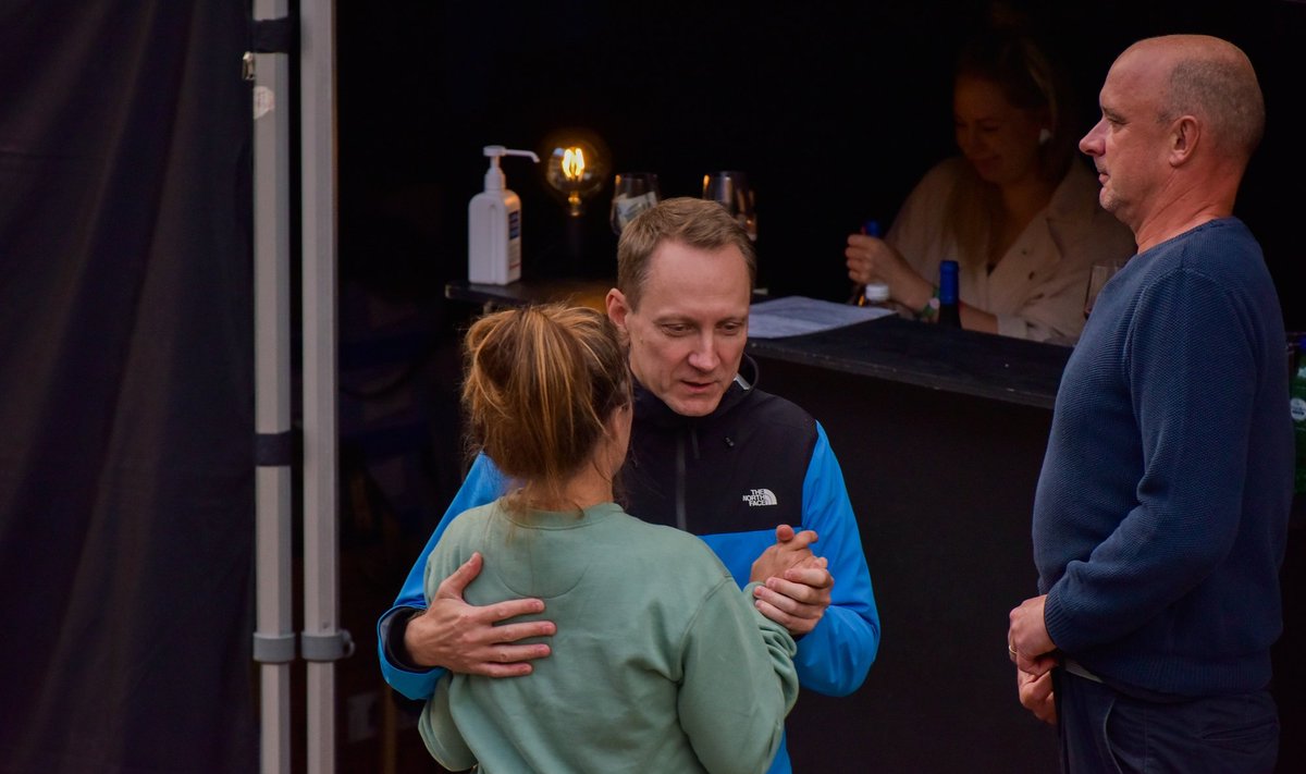 TANTS JA VEIN Festivali külastas ka Kroonika selle nädala kaanestaar, peagi 50. sünnipäeva tähistav Teet Margna. Tuntud teletäht soetas klaasi head punast veini ja keerutas jalga ETV saatejuhi Kadi Jaanisoo-Kullaga. Muidugi tema abikaasa ja oma klassivenna Peep Kulla lahkel loal. Kolmene seltskond nautis mõnusalt pidu ja paistis olevat muhedas meeleolus.

