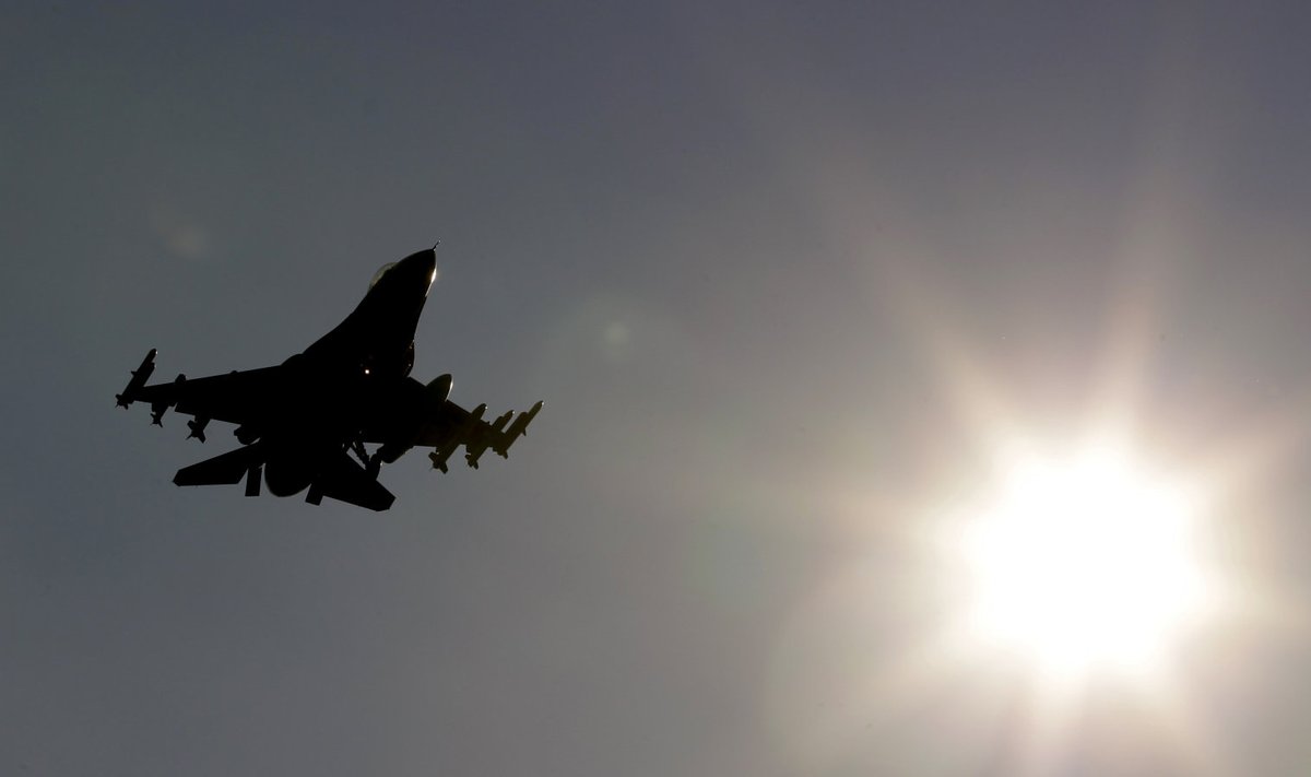 Viimati kehtestas NATO lennukeelutsooni Liibüas. Pildil sõjas osalenud hävitaja F-16 Itaalia Aviano baasi kohal