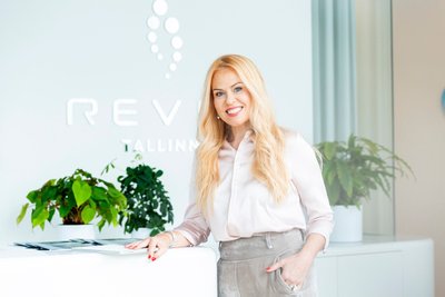„REVIVi IV- ja IM-teraapiad aitavad organismil jõuvarusid ja tasakaalu taastada,” selgitab REVIV meditsiinikliiniku Eestisse rajanud Siret Liivamägi.