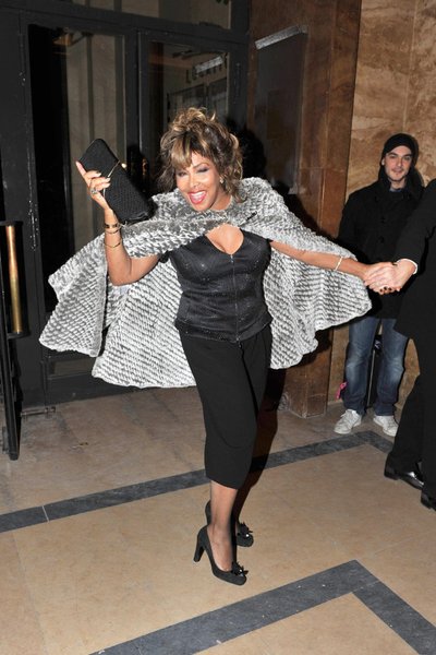 KANGE NAINE Tina Turner on saanud elult valusaid hoope, kuid hoiab ikka pea püsti ja naeratuse näol.
