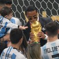 FIFA algatas uurimise, miks staarkokk pääses MM-i finaali järel murule töllerdama ja karikat suudlema