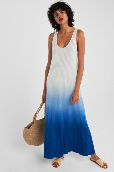 Mõnus valge ja sinisega avar kleit on ideaalne päikeselisteks rannapäevadeks. Kanna koos laiaäärelise kaabuga ning punutud koti ja sandaalidega. Hind 29.99