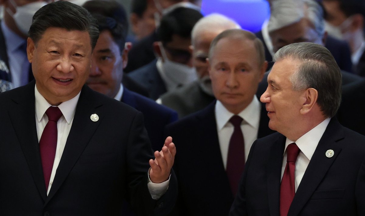 Vasakul Hiina president Xi Jinping, taamal keskel Valdimir Putin.