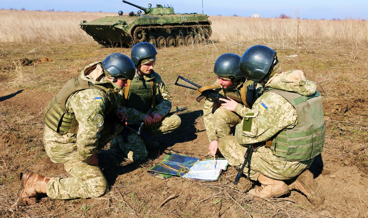 Ukraina sõdurid ja jalaväe lahingumasin BMP-1