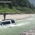 VIDEO | Hiina mees pesi raha säästmiseks autot jões, aga teda tabas ootamatu probleem