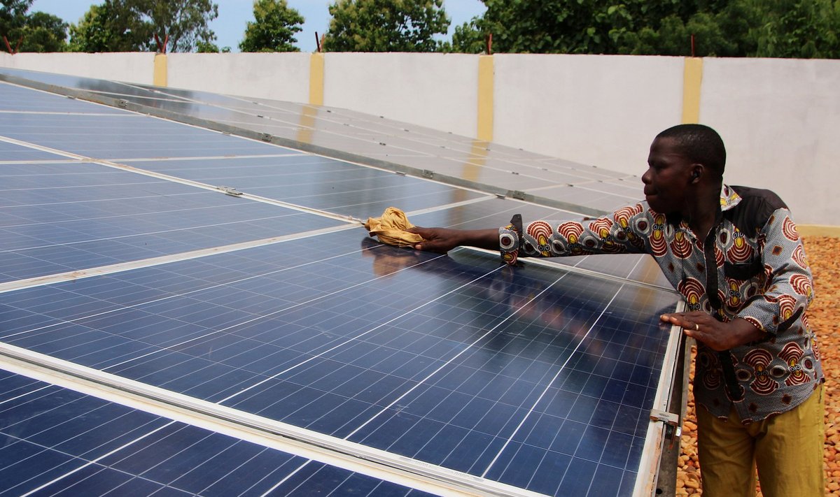Päikesepaneelid võimaldaksid paljudele aafriklastele ligipääsu elektrile, kuid praegu on Mustale mandrile paigutatud vaid 1% kogu maailma päikesepaneelide tootmisvõimsusest.