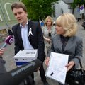 FOTOD: Vene õppekeele toetuseks kogutud üle 35 000 allkirja jõudis valitsuseni