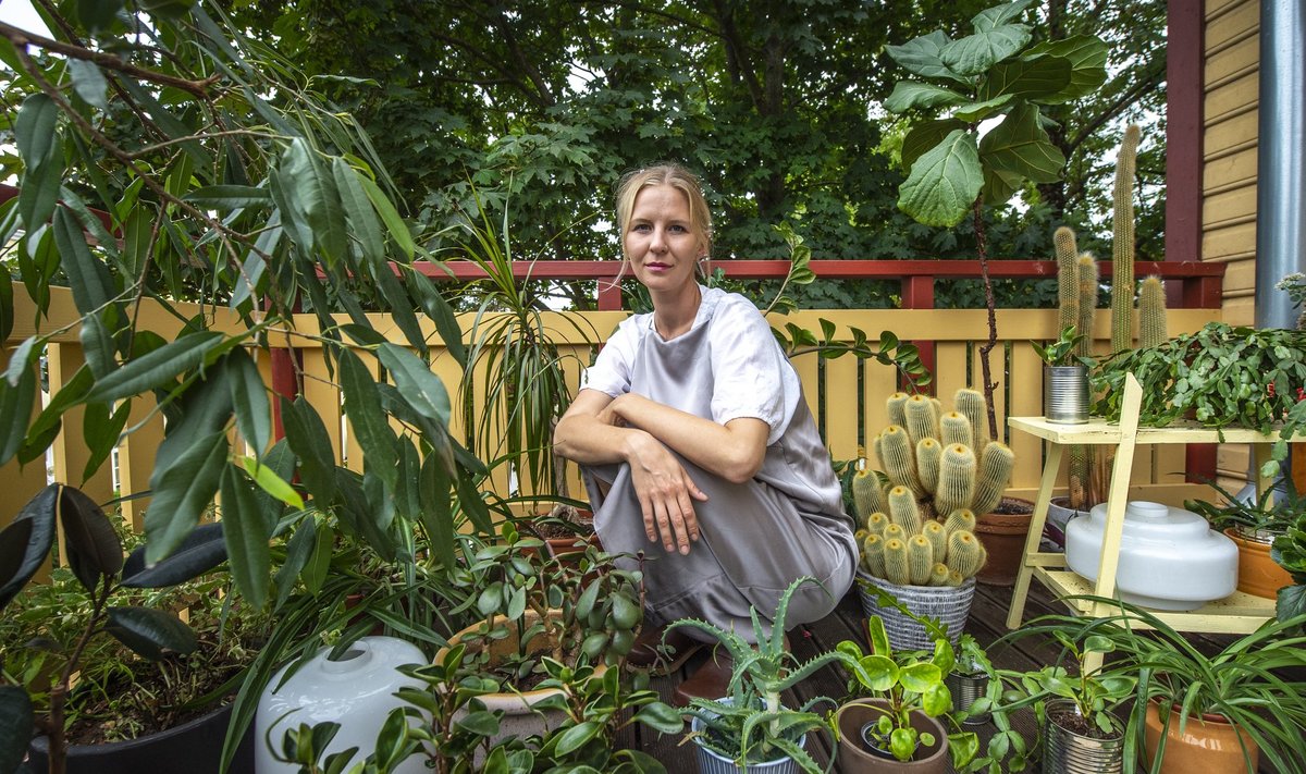 ÕPETAVAD INIMESELE TEISI „KEELI“: Galerist Lilian Hiob oma taimede keskel.
