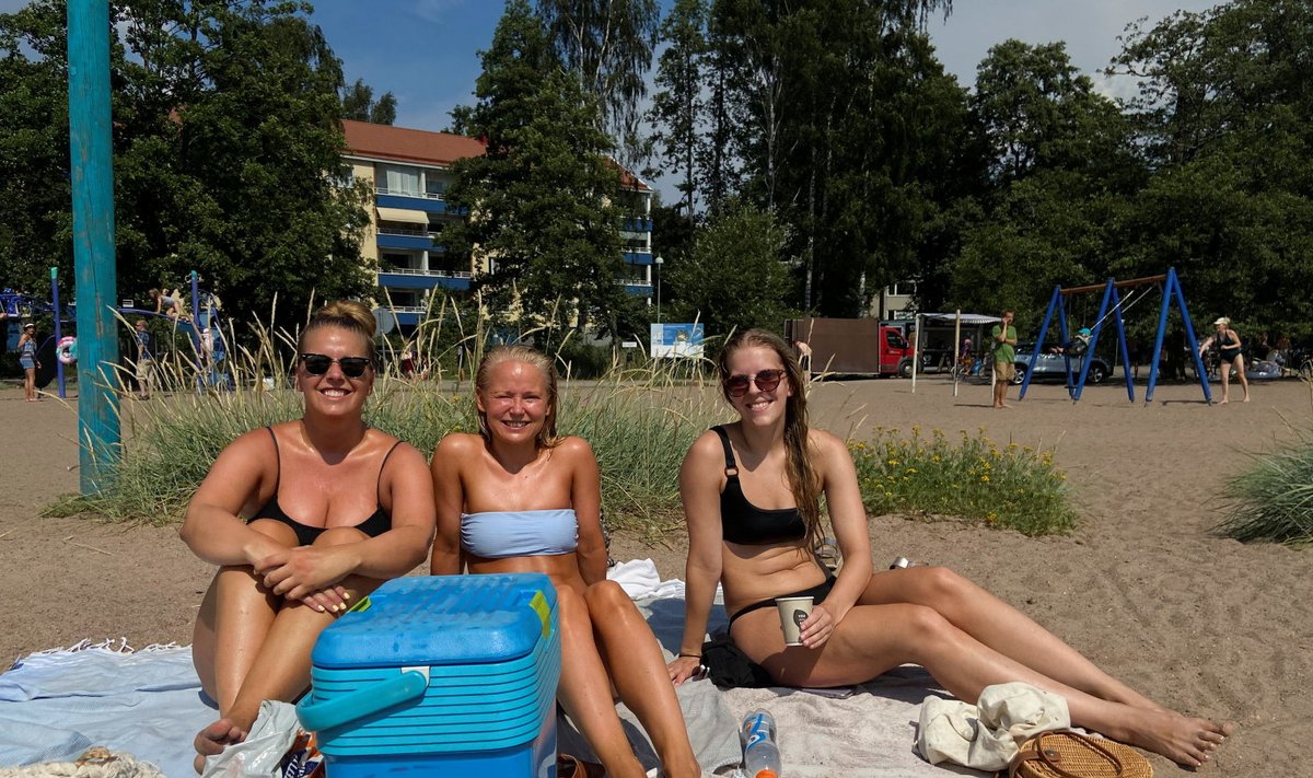 Девушки наслаждаются летом на пляже в Хельсинки.