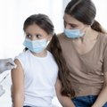 Ema ja tütar vaktsineerimas: noored teevad süsti mitte tervena püsimiseks, vaid kodust välja saamiseks