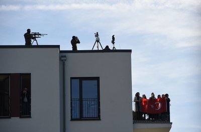 OHUSTATUD MEES: Presidenti Erdoğani esinemist Kölni hiigelmošee avamisel valvasid maja katusel asunud snaiprid.