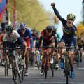 VIDEO: Täppistöö Kataloonia velotuuril, kaks jooksikut püüti kinni vahetult enne finišijoont