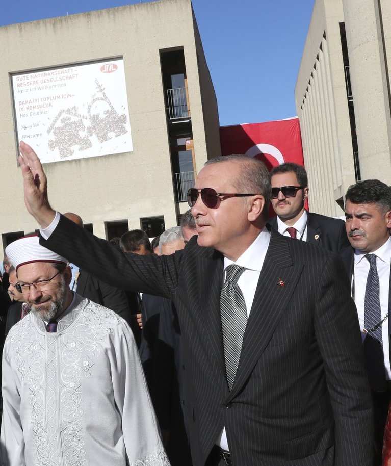 EBAVIISAKAS KÜLALINE: Saksamaal saabunud Recep Tayyip Erdoğan esitas Saksamaale rangeid nõudmisi. Pildil koos abikaasa Eminega.