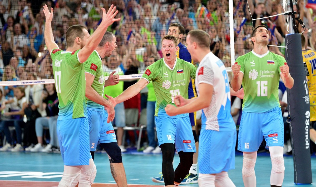 Sloveenia võrkpallikoondislased rõõmustamas.