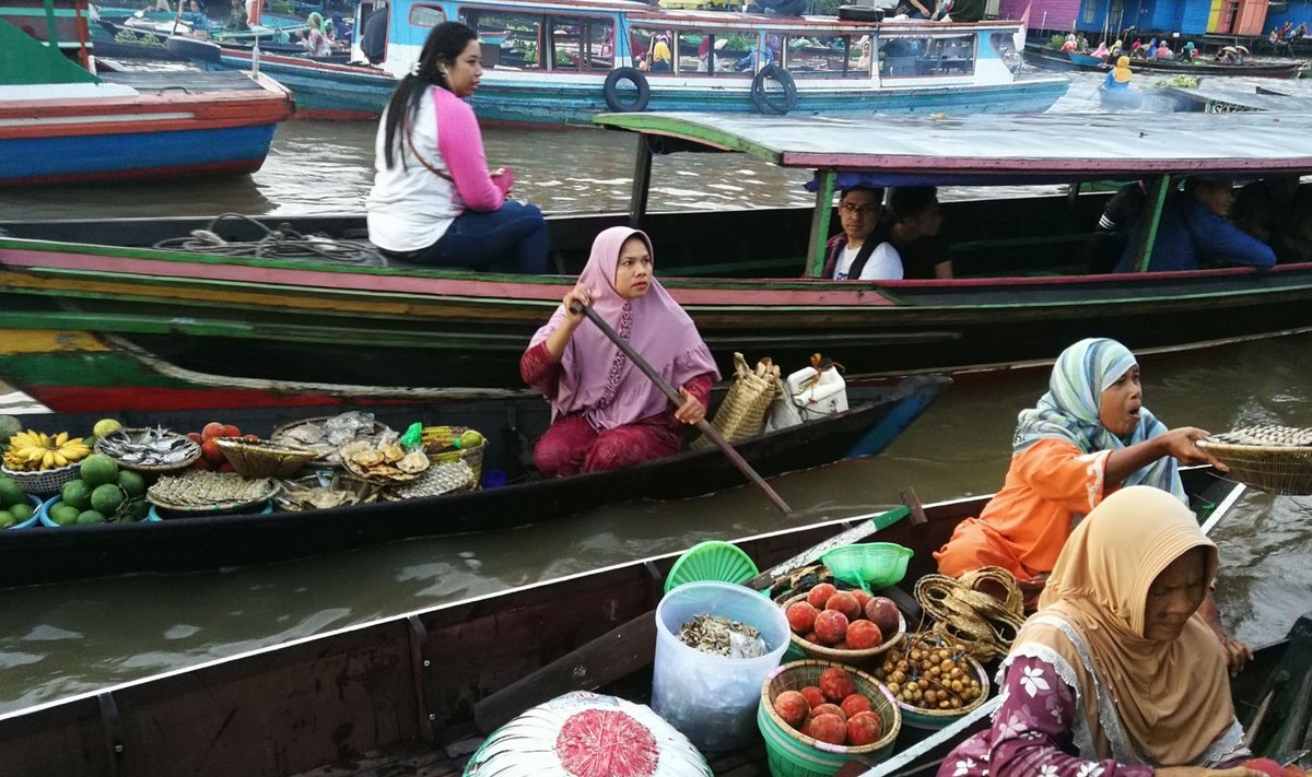 Ujuv turg Pasar Terapung Lõuna-Kalimantani pealinna Banjarmasini lähedal Lok Baintanis