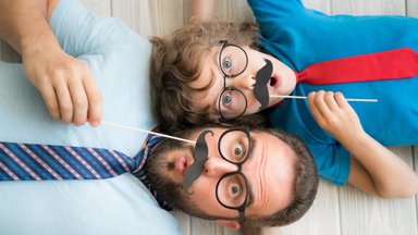 Isa ja terapeut: kuidas kasvatada hea huumorimeelega lapsi, kelle naljad ei ole kohatud?