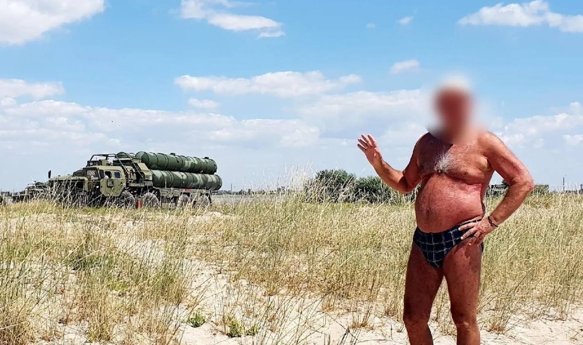 Turist relvasüsteemide taustal