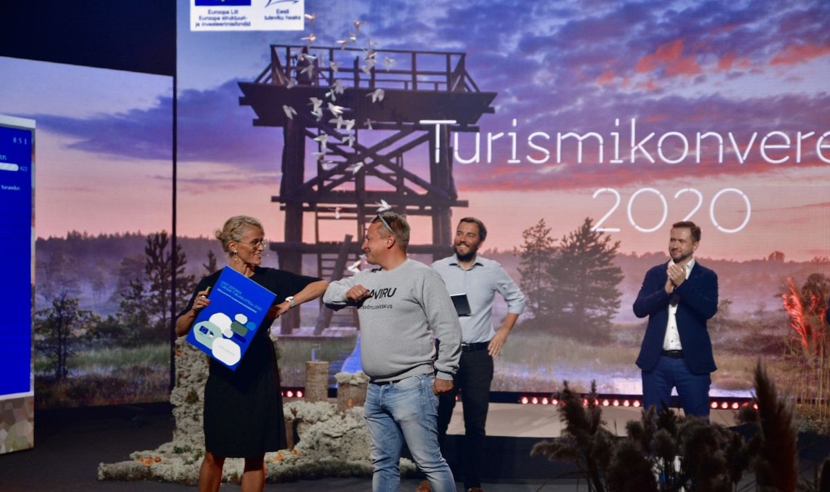 EASi turismiarenduskeskuse direktor Liina Maria Lepik annab üle auhinda, mille võtab vastu Ida-Viru turismiklastri esindaja Meelis Kuusk.