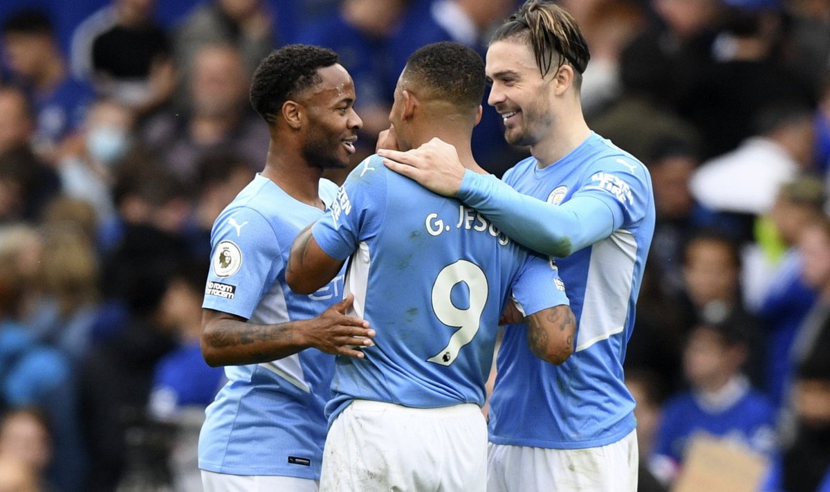 City mängijad Raheem Sterling ja Jack Grealish õnnitlevad võiduvärava löönud Gabriel Jesust.