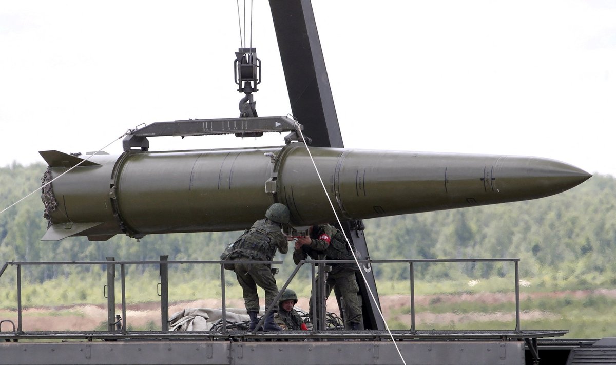 Российские военнослужащие вооружаются тактическим ракетным комплексом «Искандер»