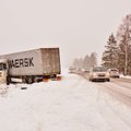 DELFI FOTOD JA VIDEO: Libedus viis Tallinna-Tartu maanteel veoki kraavi