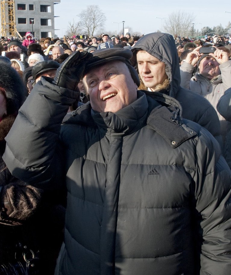 Idarahaskandaali üks peategelane Vladimir Jakunin (paremal) Lasnamäe kiriku ristipühitsemisel rahva seas.
