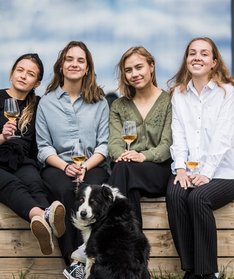 Restorani peavad neli sõbrannat: Kaisa Lena Jurs, Maribell Villakov, Iris Nõmmann ja Hanna Orumaa.