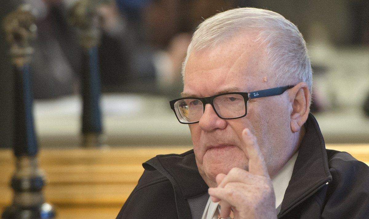 Eesti Päevalehe käsutuses olevast kohtumäärusest nähtub, et üks Edgar Savisaare linnapeaametist vabastamise põhjuseid on asjaolu, et ta on juba tunnistajaid mõjutanud.