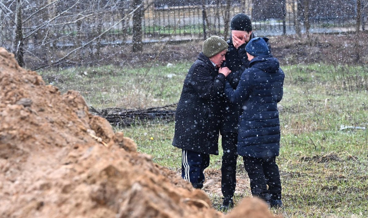 LEIN: Butša elanikud leinavad lähedasi, kes on ilmselt maetud nende ees olevasse massihauda. Ukraina teatel on Kiievi lähistel olevates linnades Vene vägede lahkumise järel tuvastatud enam kui 400 tapetud tsiviilisikut.
