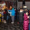 FOTOD | Kuressaares võeti uus aasta vastu tantsu ja laulu saatel: rahva tõmbas käima ansambel Onud!