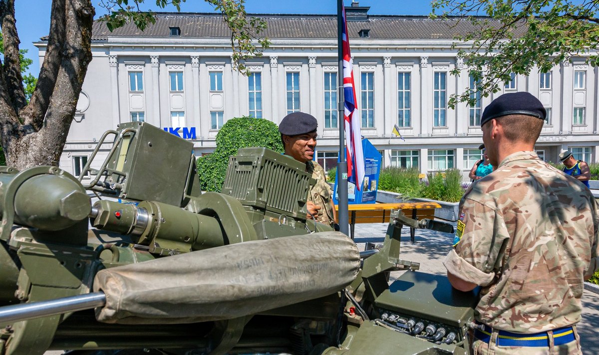 NATO sõjatehnika ja velotuur Pärnus Iseseisvuse väljakul