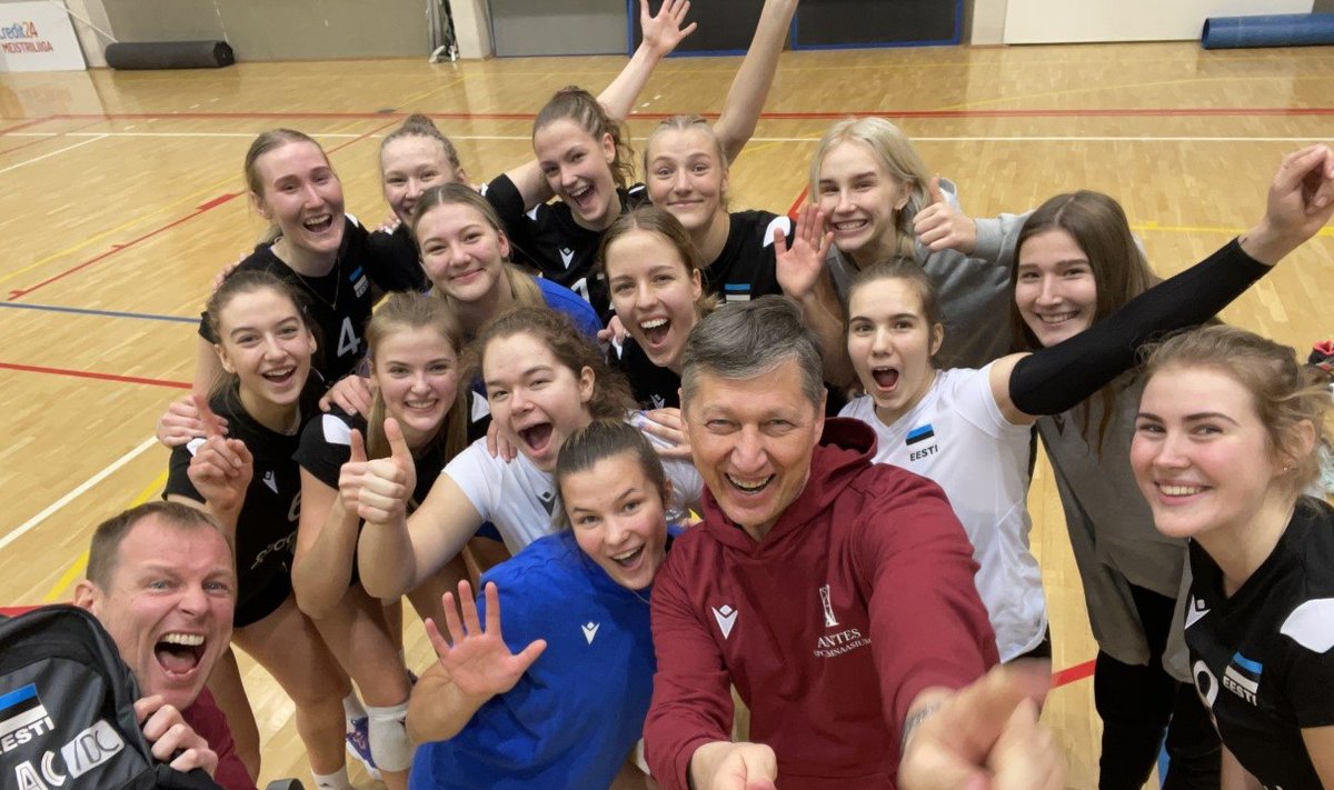 Andrei Ojametsa (punases) elu esimene selfi sündis avalikkuse survel ja koos Audentes SG/Noortekoondise naiskonnaga.