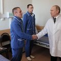 VIDEO | Putin külastas sõjaväehaiglat. Internetikommentaatorite arvates näevad „haavatud” kahtlaselt head välja