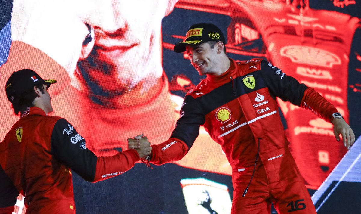 Charles Leclerc õnnitleb tiimikaaslast Carlos Sainzi – Ferrari on parim.