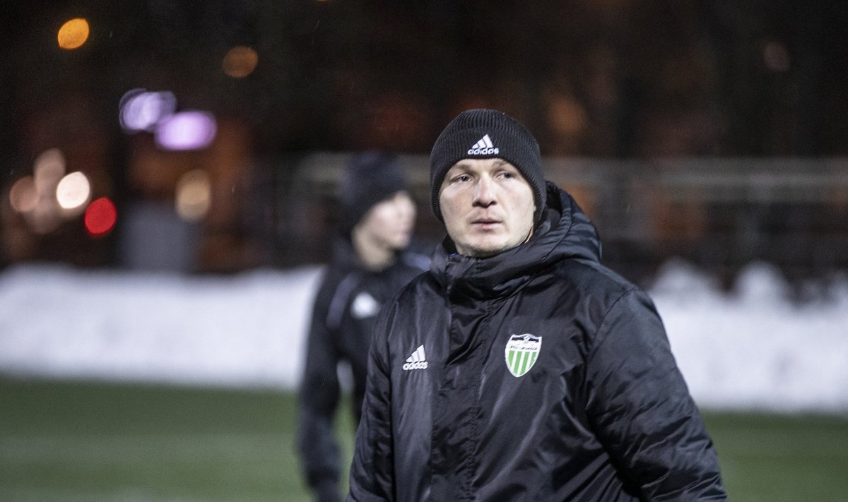 Dmitri Kruglov andis neljapäeva õhtul treenerina noortele juba trenni.