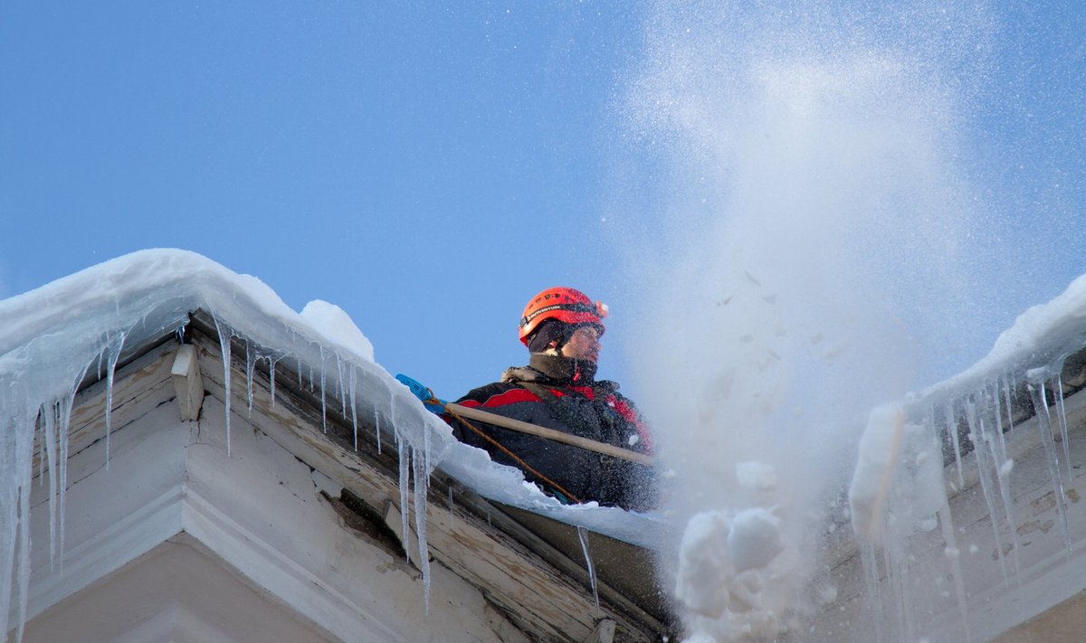 Katuse puhastamine lumest ja jääst on ohtlik töö, mis võimalusel tuleks jätta spetsialistidele.
