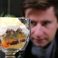 VIDEO | Svingmuusika saatel söödi 60datel peeti ja heeringat, sündis kihiline salat