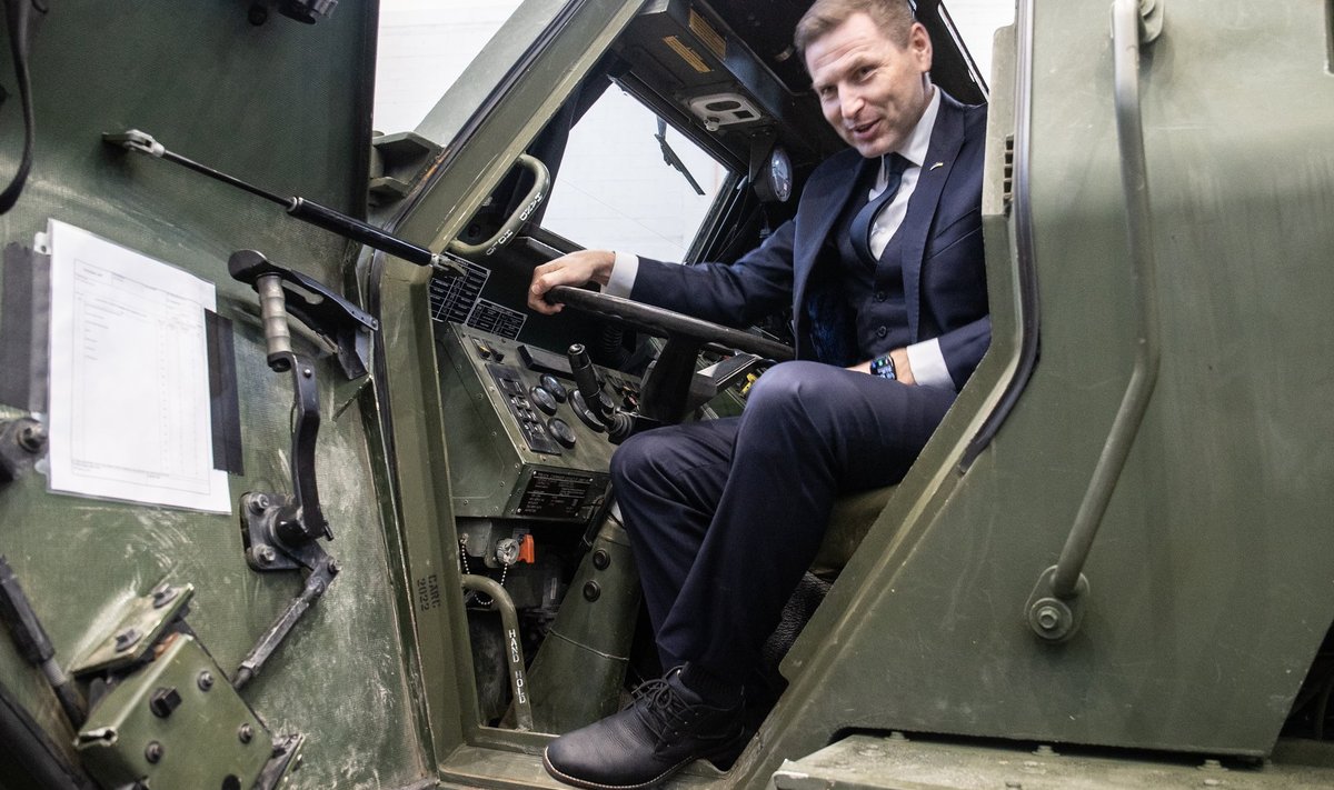 Kaitseminister Hanno Pevkur Tapal mitmikraketiheitjas HIMARS, foto on illustratiivne.