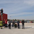 FOTOD: Tuletõrjeauto katusele, pikali asfaldile - kuidas pildistati Top Geari turnee autosid NATO õhuväebaasis?