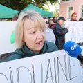 VIDEO | „Mulle ei meeldi, kui naised on võimul.“ Tsentristide meeleavaldusele on kogunenud peamiselt kutsungile vastanud parteilased