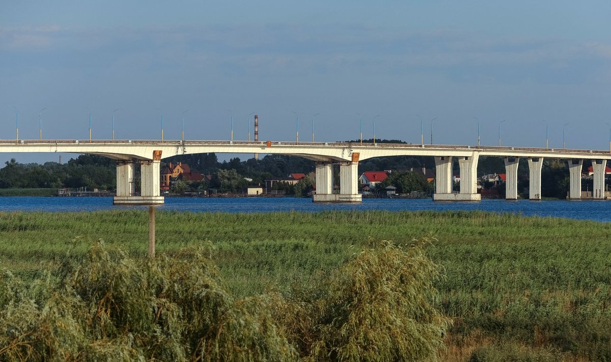 Dnepri jõge ületav Antonivka sild on Vene vägede rasketehnika jaoks kasutuskõlbmatuks tehtud.