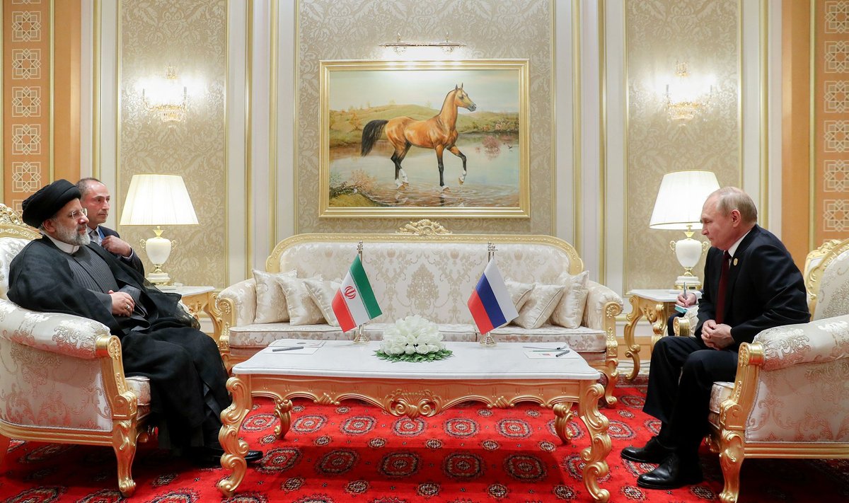 SÕBRAST VAENLASEKS: Nagu Putin, nõnda usub ka Iraani president Ebrahim Raisi (vasakul), et lääs on kõige kurja juur. Aga usk ei toida. Venemaa odav nafta hävitab Iraani majanduse ja ainus pääsetee krahhist oleks leida uued sõbrad.