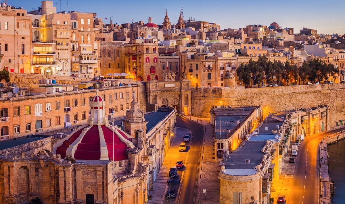 Malta pealinn Valletta on oma müüride ja traditsiooniliste majadega päikesetõusu ootuses – siis algab sagin, tänavad täituvad inimestega ja turistid unustavad end korraks hoopis teistsugusesse maailma.