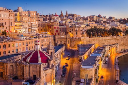 Malta pealinn Valletta on oma müüride ja traditsiooniliste majadega päikesetõusu ootuses – siis algab sagin, tänavad täituvad inimestega ja turistid unustavad end korraks hoopis teistsugusesse maailma.