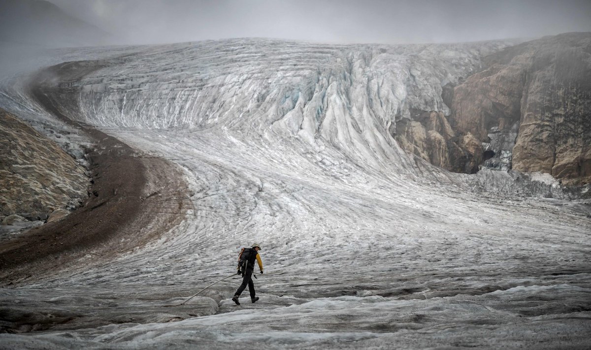 Швейцарские ледники побили все рекорды по таянию в 2022 году под двойным воздействием сухой зимы и длительной волны сильной летней жары. Три кубических километра льда  или 6% от общего объема швейцарских ледников - три тысячи миллиардов литров воды - буквально испарились, согласно отчету сети (GLAMOS), опубликованному 28 сентября 2022 года.