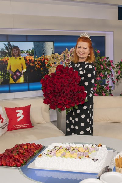Sirje Eesmaa sületäie punaste roosidega TV3 uudistestuudios.