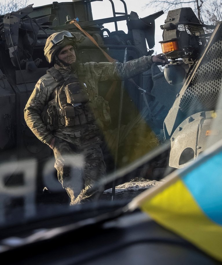 Ukraina sõjaväelane sõjaväemasinaga. Foto tehtud 19. veebruaril 2023 Bahmutis.